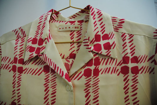 pink and cream Marni x uniqlo camp shirt, Shoulder to Shoulder: 18 in Bust/Chest: 42 in Length: 24.5 in Sleeve Length: 9.5 in Fit: Relaxed camp collar fit, boxy cut