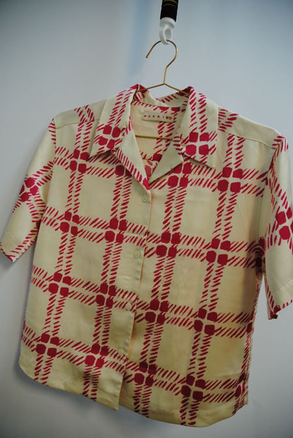 pink and cream Marni x uniqlo camp shirt, Shoulder to Shoulder: 18 in Bust/Chest: 42 in Length: 24.5 in Sleeve Length: 9.5 in Fit: Relaxed camp collar fit, boxy cut