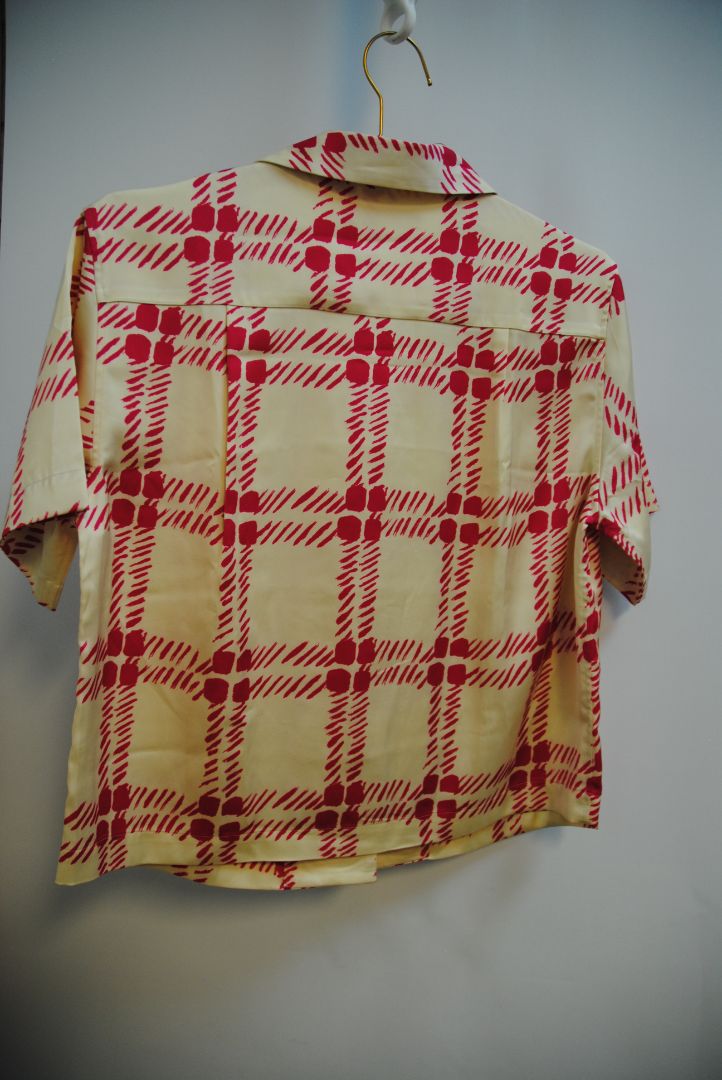 pink and cream Marni x uniqlo camp shirt, Shoulder to Shoulder: 18 in Bust/Chest: 42 in Length: 24.5 in Sleeve Length: 9.5 in Fit: Relaxed camp collar fit, boxy cut