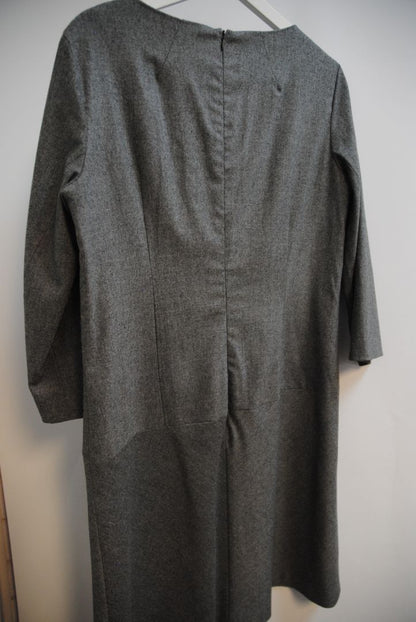 gray Bogner Wool Blend Sheath Dress, Dimensions (Size Estimate: US 8 / M)** Shoulder to Hem: Approx. 39 in Sleeve Length: Approx. 21 in Bust: Approx. 19.5 in (pit to pit) Waist: Approx. 17.5 in Hips: Approx. 20.5 in Zipper: Center back zip + mini zipper p