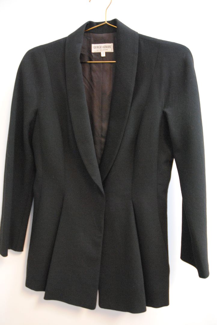 black Armani Collezioni tuxedo blazer, Dimensions (Estimated – Size US 6 / IT 42) Shoulders: Approx. 15.5 in Bust: Approx. 18.5 in (flat) Waist: Approx. 15.5 in (flat) Sleeve Length: Approx. 23.5 in Length: Approx. 26 in