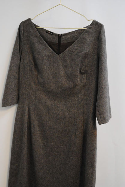 📏 Dimensions (Estimated – Size IT 42 / US 6) Shoulder to Shoulder: Approx. 15 in Bust: Approx. 18 in (flat) Waist: Approx. 15 in (flat) Hip: Approx. 19 in (flat) Sleeve Length: Approx. 17 in Length: Approx. 40 in Kiton designer dress