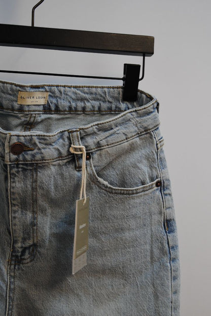 vintage wash Oliver Logan light vintage wash, Waist: 14” flat (28–29” waist) Rise: 11” Inseam: 27” Leg Opening: 6.5” Hip: 18.5” flat Length (Top to Bottom): Approx. 38” Fit: Mid-rise, straight leg with slight taper Hem: Raw edge