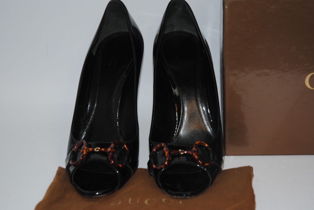 black and tortoise Gucci Patent Leather Peep-Toe Heels with Tortoise Horsebit Detail, 38 EU
