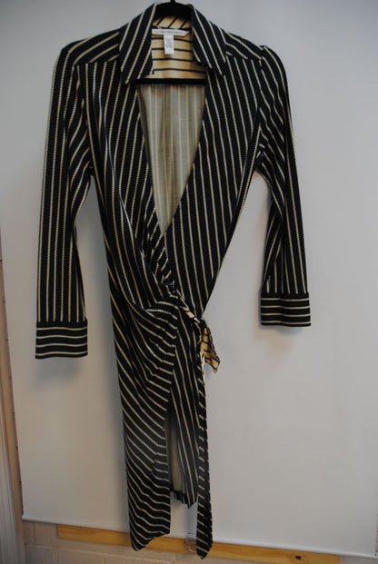 navy and white Diane von Furstenberg wrap dress, 8
