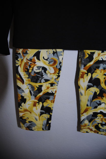 black and gold Versace logo and bottom Barouque, 24 mos