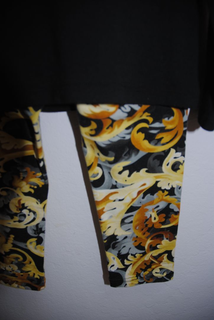 black and gold Versace logo and bottom Barouque, 24 mos