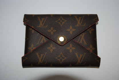 red and monogram Louis Vuitton Monogram Envelope-Style Wallet, Width: 4.7 to 5.5 in (12–14 cm) Height: 3.5 to 4.5 in (9–11.5 cm) Depth: 0.75 to 1.25 in (2–3 cm)