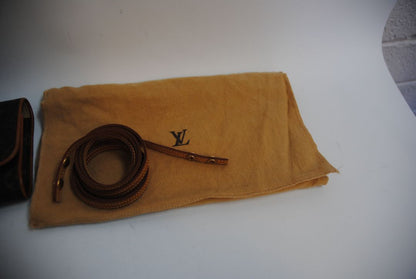 monogram Louis Vuitton Pochette Twin GM (Grande Modèle), Length: 9.4 in (24 cm) Height: 4.7 in (12 cm) Width: 1.6 in (4 cm) Strap Drop: Approx. 22 in adjustable