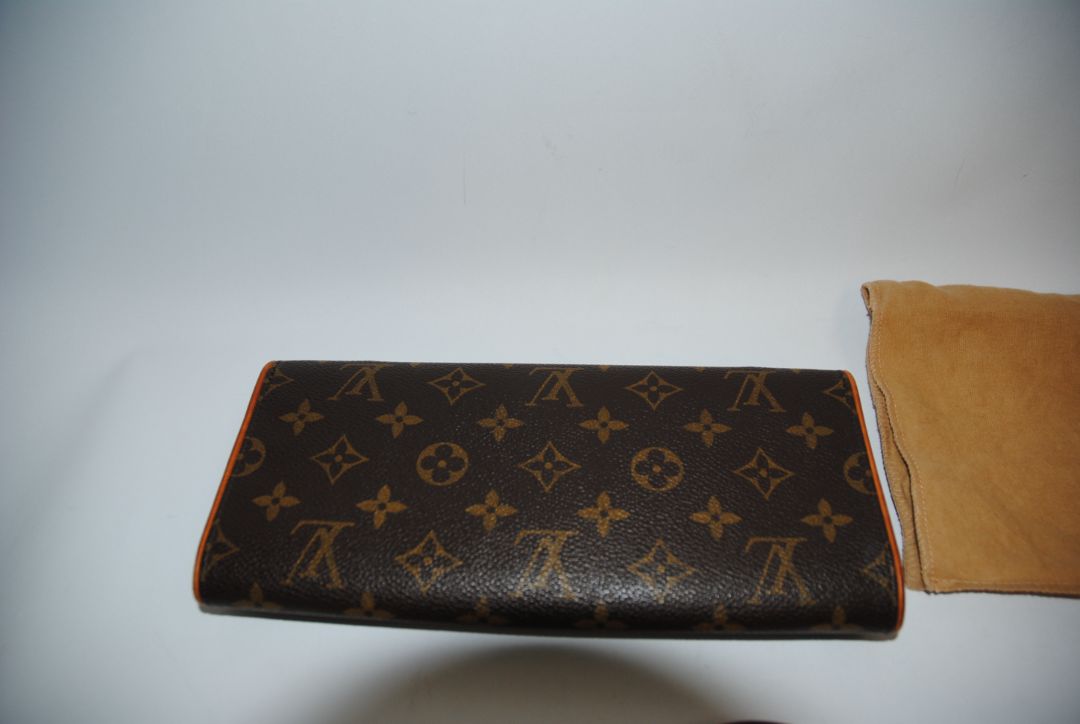 monogram Louis Vuitton Pochette Twin GM (Grande Modèle), Length: 9.4 in (24 cm) Height: 4.7 in (12 cm) Width: 1.6 in (4 cm) Strap Drop: Approx. 22 in adjustable