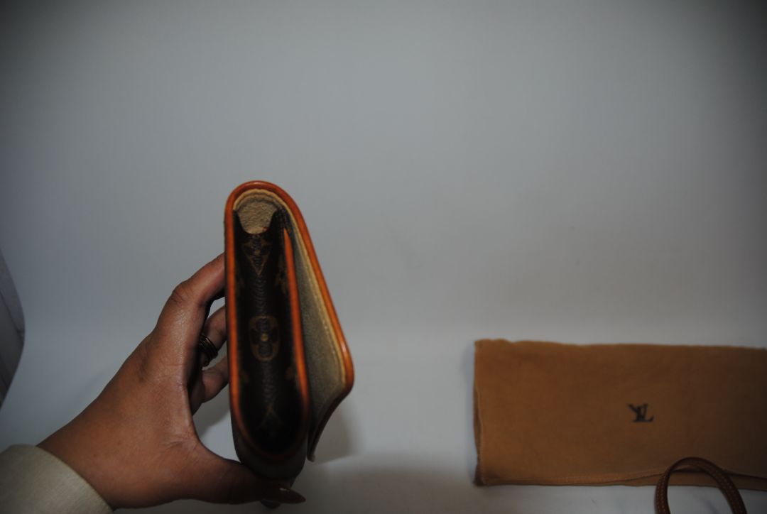 monogram Louis Vuitton Pochette Twin GM (Grande Modèle), Length: 9.4 in (24 cm) Height: 4.7 in (12 cm) Width: 1.6 in (4 cm) Strap Drop: Approx. 22 in adjustable