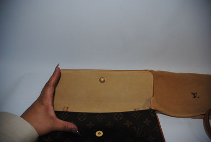 monogram Louis Vuitton Pochette Twin GM (Grande Modèle), Length: 9.4 in (24 cm) Height: 4.7 in (12 cm) Width: 1.6 in (4 cm) Strap Drop: Approx. 22 in adjustable