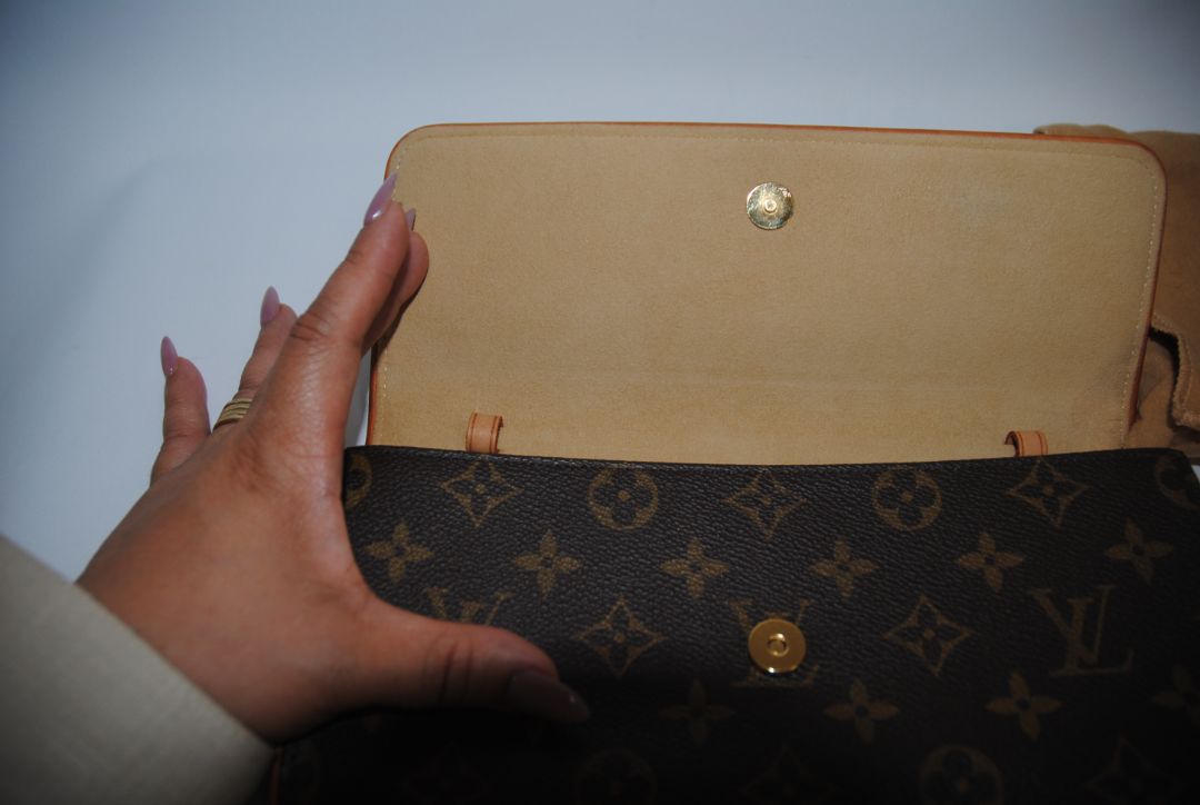 monogram Louis Vuitton Pochette Twin GM (Grande Modèle), Length: 9.4 in (24 cm) Height: 4.7 in (12 cm) Width: 1.6 in (4 cm) Strap Drop: Approx. 22 in adjustable