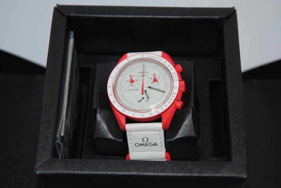 red and white Omega x Swatch Bioceramic Moonswatch “Mission to Mars”, Case Size: 42 mm Case Thickness: 13 mm Strap: Velcro fabric strap, adjustable