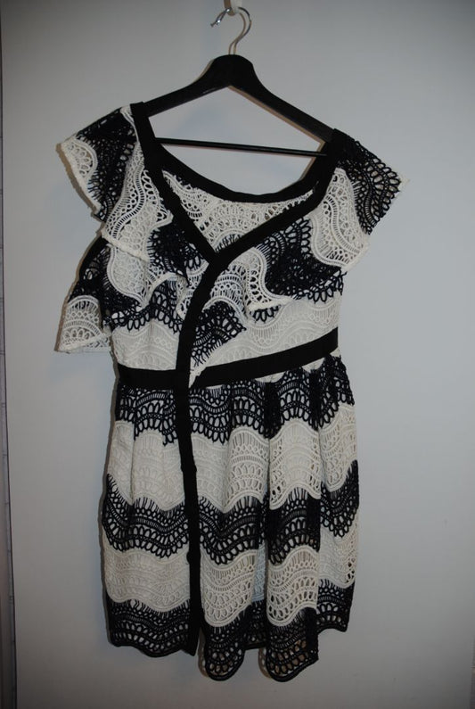 navy and white Self Portrait scalloped lace dress, Length: ~34 in (mini dress length) Bust: ~16 in across Waist: ~14 in across Size: Not visible, but appears similar to US 2–4 fit