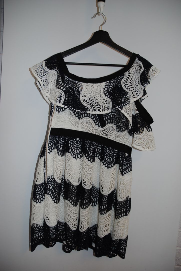 navy and white Self Portrait scalloped lace dress, Length: ~34 in (mini dress length) Bust: ~16 in across Waist: ~14 in across Size: Not visible, but appears similar to US 2–4 fit