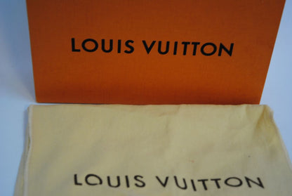 damier Louis Vuitton Limited Edition “Penguins” animation from the Holiday Animation Collection, Dimensions (approximate): Width: 9.25 in / 23.5 cm Height: 5.5 in / 14 cm Depth: 1.5 in / 4 cm (Pochette