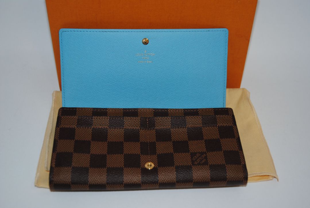 damier Louis Vuitton Limited Edition “Penguins” animation from the Holiday Animation Collection, Dimensions (approximate): Width: 9.25 in / 23.5 cm Height: 5.5 in / 14 cm Depth: 1.5 in / 4 cm (Pochette