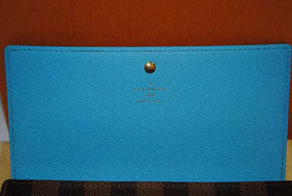 damier Louis Vuitton Limited Edition “Penguins” animation from the Holiday Animation Collection, Dimensions (approximate): Width: 9.25 in / 23.5 cm Height: 5.5 in / 14 cm Depth: 1.5 in / 4 cm (Pochette