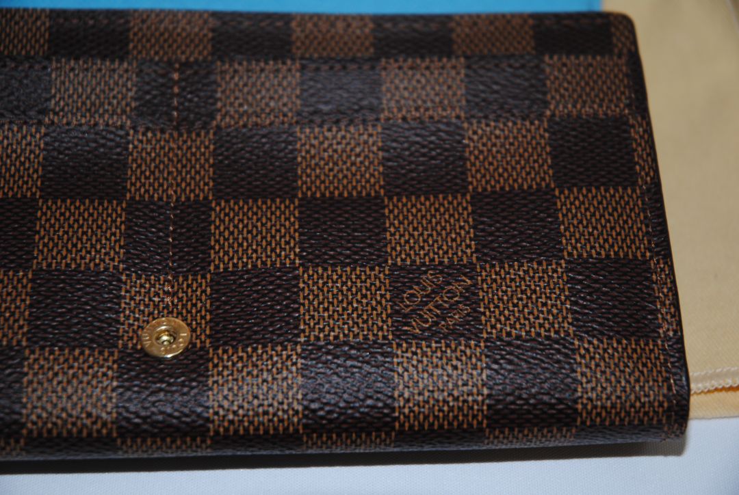damier Louis Vuitton Limited Edition “Penguins” animation from the Holiday Animation Collection, Dimensions (approximate): Width: 9.25 in / 23.5 cm Height: 5.5 in / 14 cm Depth: 1.5 in / 4 cm (Pochette