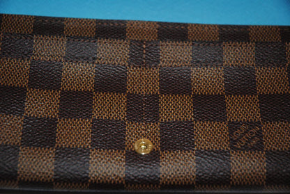 damier Louis Vuitton Limited Edition “Penguins” animation from the Holiday Animation Collection, Dimensions (approximate): Width: 9.25 in / 23.5 cm Height: 5.5 in / 14 cm Depth: 1.5 in / 4 cm (Pochette