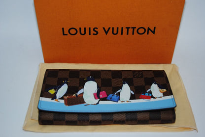 damier Louis Vuitton Limited Edition “Penguins” animation from the Holiday Animation Collection, Dimensions (approximate): Width: 9.25 in / 23.5 cm Height: 5.5 in / 14 cm Depth: 1.5 in / 4 cm (Pochette