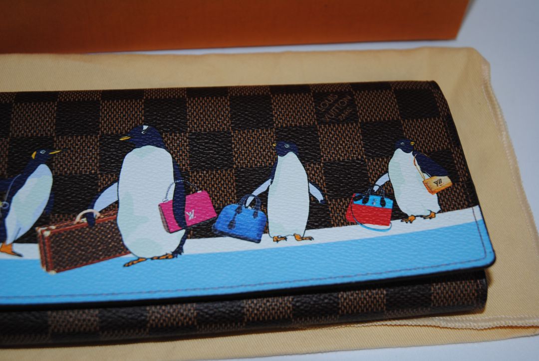 damier Louis Vuitton Limited Edition “Penguins” animation from the Holiday Animation Collection, Dimensions (approximate): Width: 9.25 in / 23.5 cm Height: 5.5 in / 14 cm Depth: 1.5 in / 4 cm (Pochette