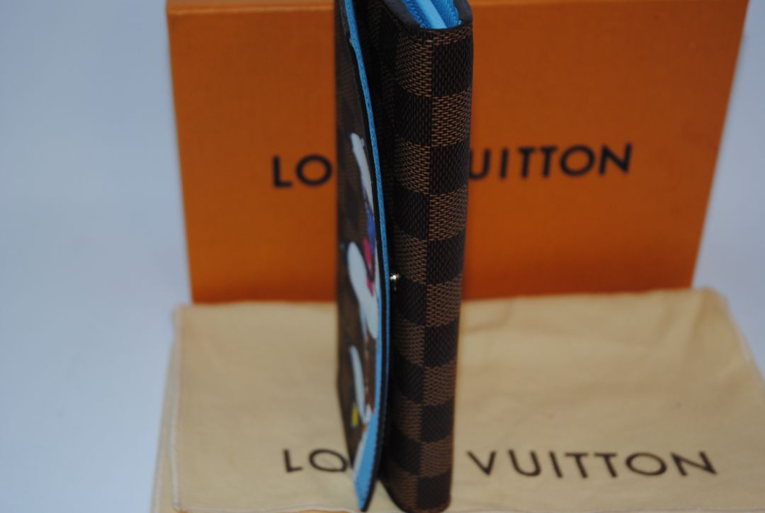 damier Louis Vuitton Limited Edition “Penguins” animation from the Holiday Animation Collection, Dimensions (approximate): Width: 9.25 in / 23.5 cm Height: 5.5 in / 14 cm Depth: 1.5 in / 4 cm (Pochette