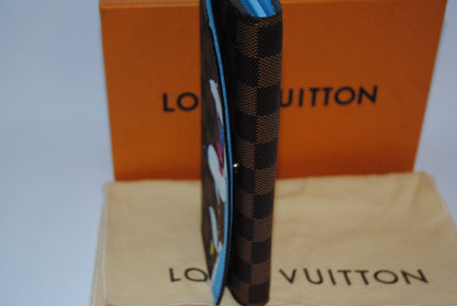 damier Louis Vuitton Limited Edition “Penguins” animation from the Holiday Animation Collection, Dimensions (approximate): Width: 9.25 in / 23.5 cm Height: 5.5 in / 14 cm Depth: 1.5 in / 4 cm (Pochette