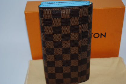 damier Louis Vuitton Limited Edition “Penguins” animation from the Holiday Animation Collection, Dimensions (approximate): Width: 9.25 in / 23.5 cm Height: 5.5 in / 14 cm Depth: 1.5 in / 4 cm (Pochette