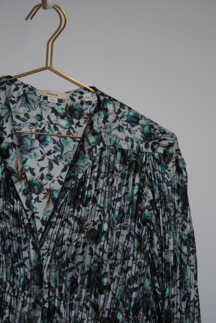 teal and charcoal Vince pleated top, Dimensions (Approximate): Length: 24 in (61 cm) Bust (flat): 18 in (46 cm) Sleeve length: 24 in (61 cm) Size: XS
