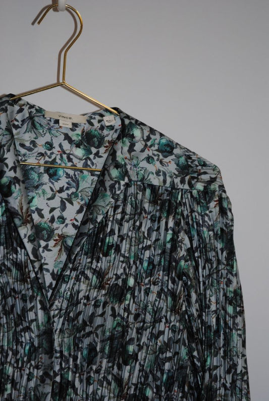 teal and charcoal Vince pleated top, Dimensions (Approximate): Length: 24 in (61 cm) Bust (flat): 18 in (46 cm) Sleeve length: 24 in (61 cm) Size: XS
