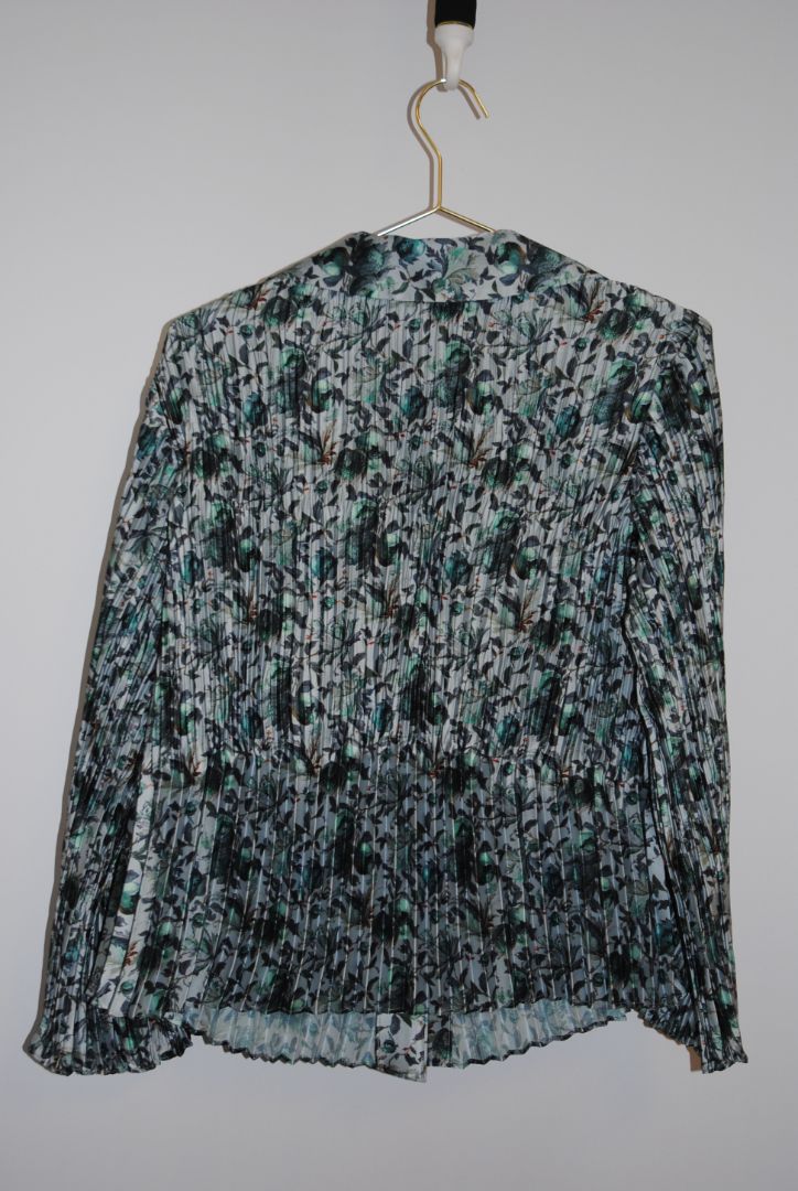 teal and charcoal Vince pleated top, Dimensions (Approximate): Length: 24 in (61 cm) Bust (flat): 18 in (46 cm) Sleeve length: 24 in (61 cm) Size: XS