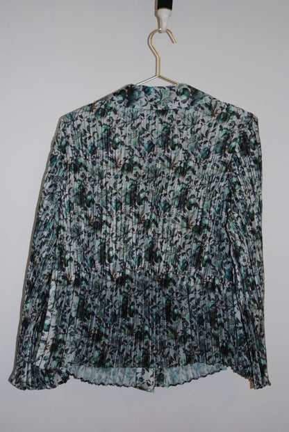 teal and charcoal Vince pleated top, Dimensions (Approximate): Length: 24 in (61 cm) Bust (flat): 18 in (46 cm) Sleeve length: 24 in (61 cm) Size: XS