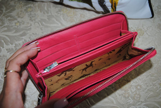 pink Longchamp Le Foulonné, 📏 Dimensions Height: 4 in (10 cm) Width: 8 in (20 cm) Depth: 1 in (2.5 cm)