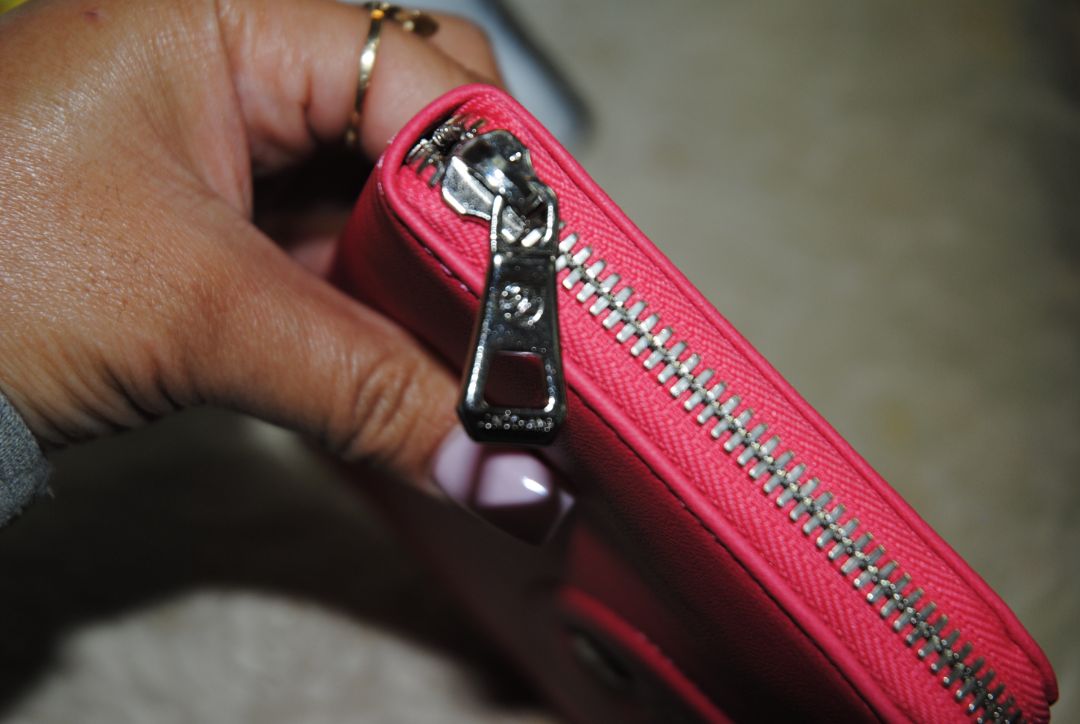 pink Longchamp Le Foulonné, 📏 Dimensions Height: 4 in (10 cm) Width: 8 in (20 cm) Depth: 1 in (2.5 cm)