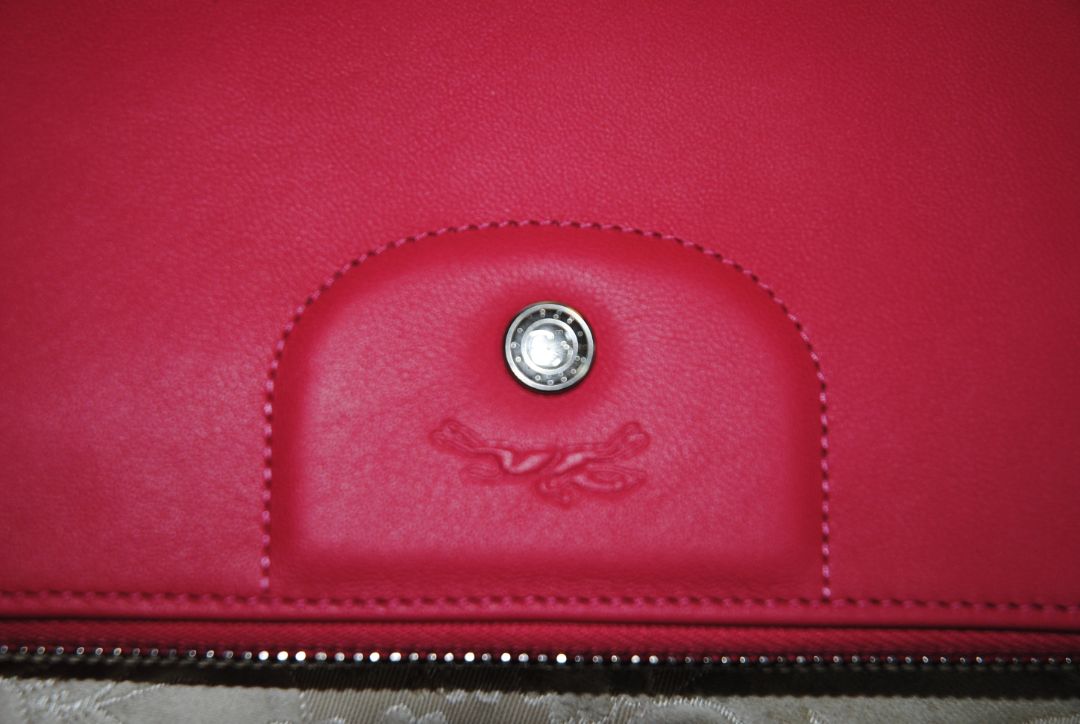 pink Longchamp Le Foulonné, 📏 Dimensions Height: 4 in (10 cm) Width: 8 in (20 cm) Depth: 1 in (2.5 cm)