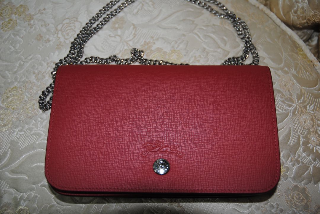 red Longchamp Le Foulonné Red Leather Crossbody Chain Bag, Dimensions Height: 5.5 in (14 cm) Width: 8.5 in (22 cm) Depth: 2 in (5 cm) Chain Strap Drop: 22 in (56 cm)