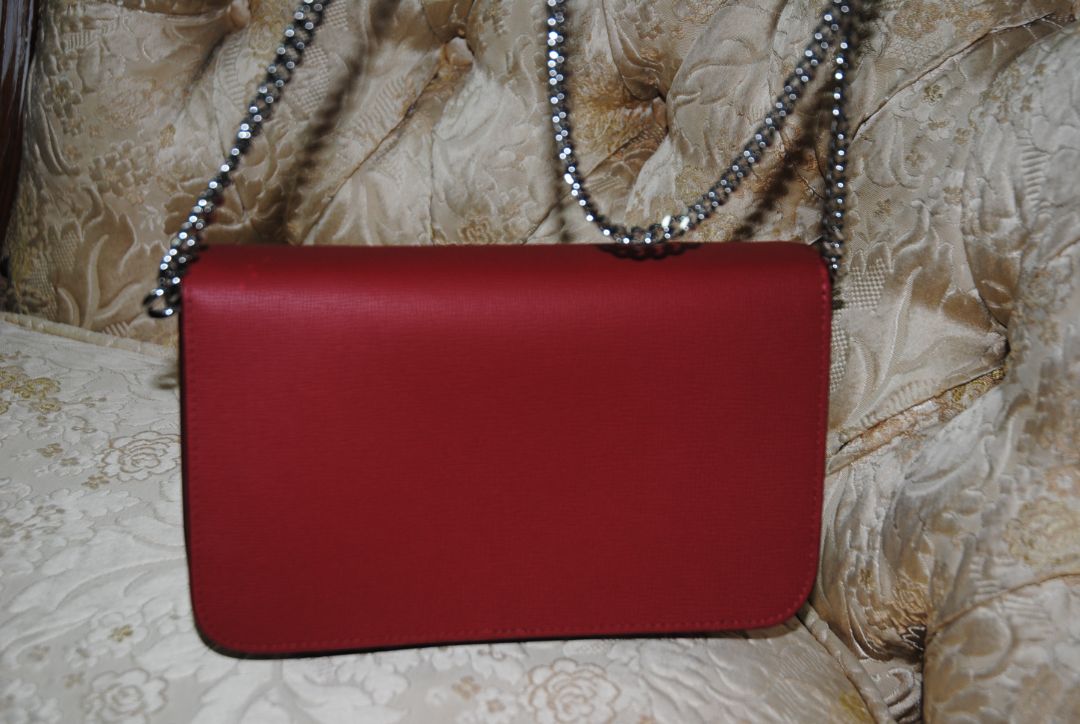 red Longchamp Le Foulonné Red Leather Crossbody Chain Bag, Dimensions Height: 5.5 in (14 cm) Width: 8.5 in (22 cm) Depth: 2 in (5 cm) Chain Strap Drop: 22 in (56 cm)