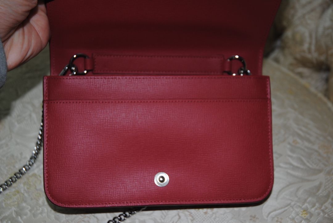 red Longchamp Le Foulonné Red Leather Crossbody Chain Bag, Dimensions Height: 5.5 in (14 cm) Width: 8.5 in (22 cm) Depth: 2 in (5 cm) Chain Strap Drop: 22 in (56 cm)