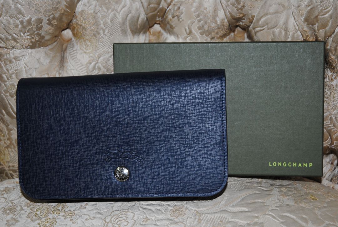 navy blue Longchamp Le Foulonné, 📏 Dimensions Height: 5.5 in (14 cm) Width: 8.5 in (22 cm) Depth: 2 in (5 cm) Chain Strap Drop: 22 in (56 cm)