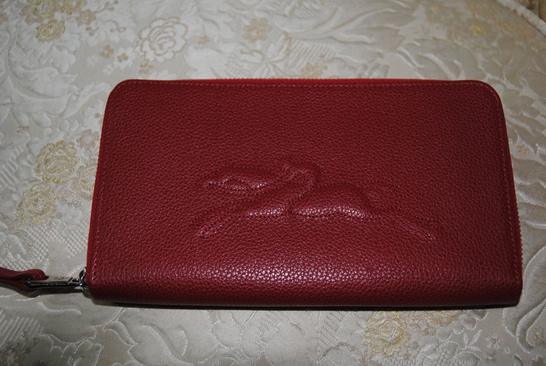 red Longchamp Le Foulonné, 📏 Dimensions Height: 4 in (10 cm) Width: 8 in (20 cm) Depth: 1 in (2.5 cm)