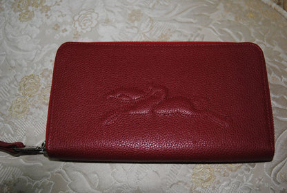 red Longchamp Le Foulonné, 📏 Dimensions Height: 4 in (10 cm) Width: 8 in (20 cm) Depth: 1 in (2.5 cm)