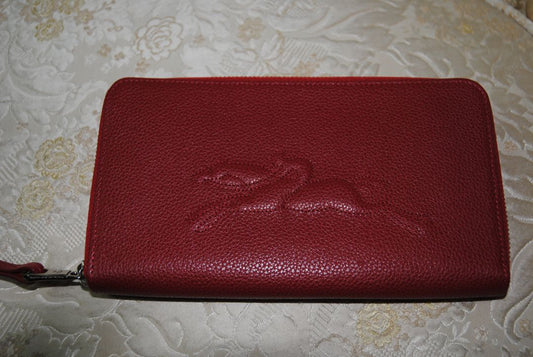 red Longchamp Le Foulonné, 📏 Dimensions Height: 4 in (10 cm) Width: 8 in (20 cm) Depth: 1 in (2.5 cm)