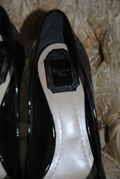 black patent Christian Dior leather peep toe, 📏 Dimensions / Size Size: EU 39 / US 9 Heel Height: 4.5 in (11.5 cm) Platform Height: 0.5 in (1.2 cm)