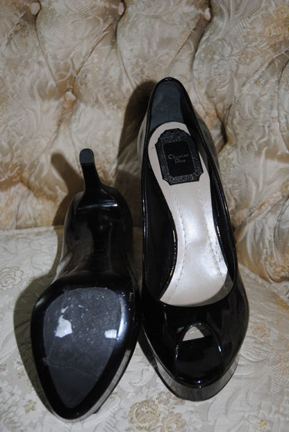 black patent Christian Dior leather peep toe, 📏 Dimensions / Size Size: EU 39 / US 9 Heel Height: 4.5 in (11.5 cm) Platform Height: 0.5 in (1.2 cm)