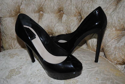 black patent Christian Dior leather peep toe, 📏 Dimensions / Size Size: EU 39 / US 9 Heel Height: 4.5 in (11.5 cm) Platform Height: 0.5 in (1.2 cm)