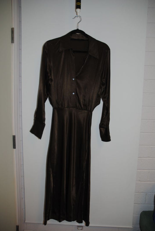 olive green Rails satin shirt dress, Bust (flat across front): perhaps ~18–20 inches (so ~36–40" circumference) Waist seam to hem (skirt drop): ~25–30 inches Sleeve length (cuff to shoulder seam): ~23–25 inches