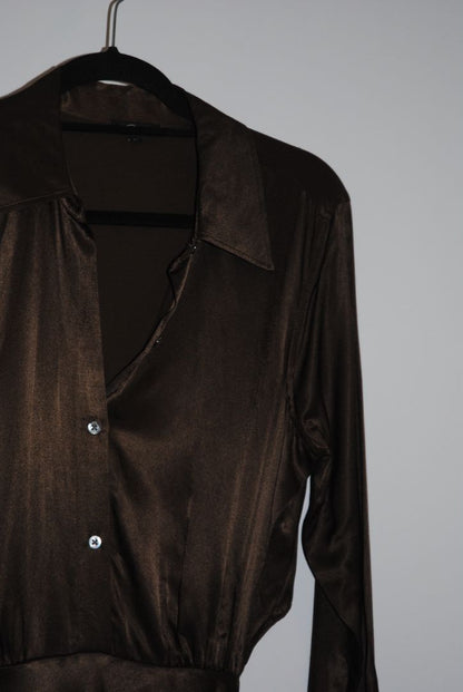 olive green Rails satin shirt dress, Bust (flat across front): perhaps ~18–20 inches (so ~36–40" circumference) Waist seam to hem (skirt drop): ~25–30 inches Sleeve length (cuff to shoulder seam): ~23–25 inches