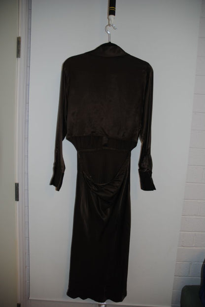 olive green Rails satin shirt dress, Bust (flat across front): perhaps ~18–20 inches (so ~36–40" circumference) Waist seam to hem (skirt drop): ~25–30 inches Sleeve length (cuff to shoulder seam): ~23–25 inches